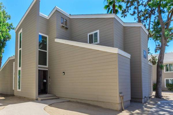 $1,133 / 2br - 1035ft2 - Townhouse Style Floor Plans, Clubhouse with Community Room (Fresno)63798508961025122