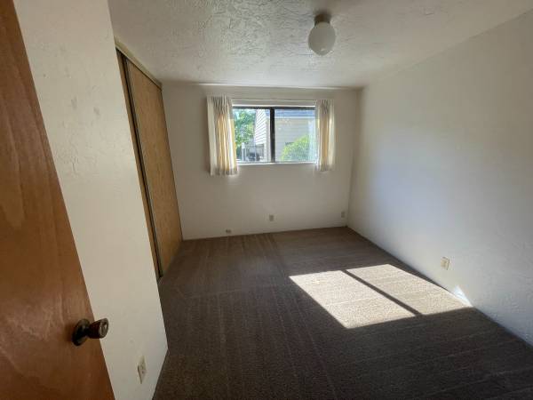 $1,395 / 2br - 910ft2 - MOVE IN SPECIAL! Large D/S Two Bedroom Unit W/Washer & Dryer Hookups! (Eugene)63977276323075123