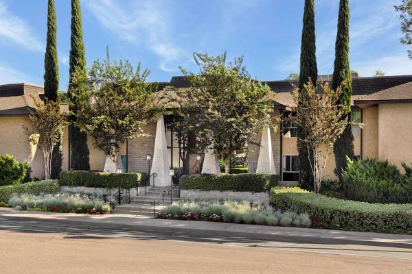 $2,150 / 2 habitaciones - 1002 pies² - Lavandería en el lugar, aire acondicionado, piscina (9205 Carlton Oaks Dr, Santee, CA)63865592110211120