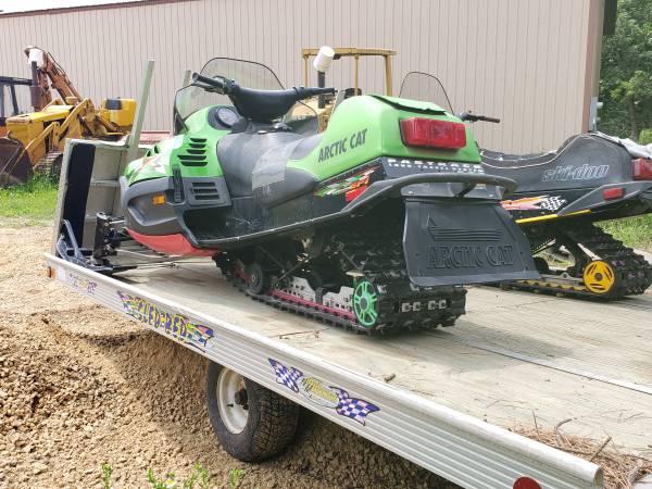 Dos motos de nieve y un remolque - $2000 (Hastings)63471284101249121