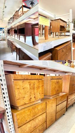 Vintage Mid Century Modern Credenza Dresser Sofa Table Rug Desk Art Painting (Bi 1