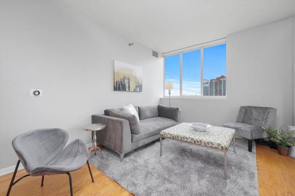 $2,736 / 2br - 2Bed/2Bath corner condo with a private balcony off living area (Chicago)63960013889411121