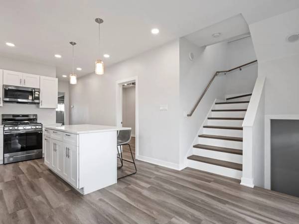 $2,000 / 3br - 2200ft2 - Beautifully updated 3-bedroom, 2-bath residence (Chicag)64041643883649124