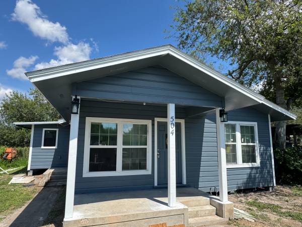 2 bdr 1 bath house for rent in Gregory $1,400 rent $800 deposit 1