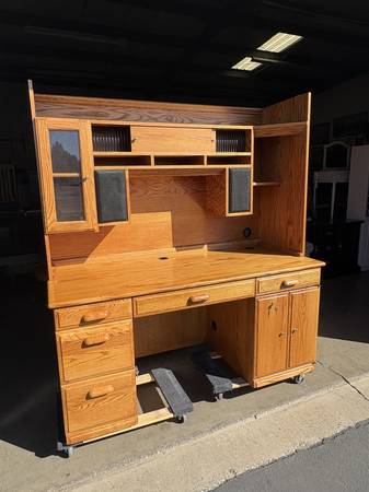 Large beautiful solid oak desk with a hutch top #2167 1