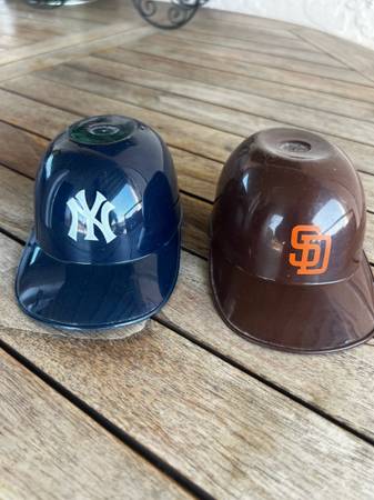 YANKEES AND PADRES TOY HELMETS 1