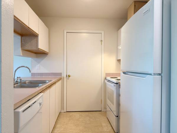 $1,825 / 2br - 980ft2 - TOP FLOOR, MOVE-IN READY, Indoor Pool/Sauna/Gym, Near Bus Line! (Bellingham)63920957895683121
