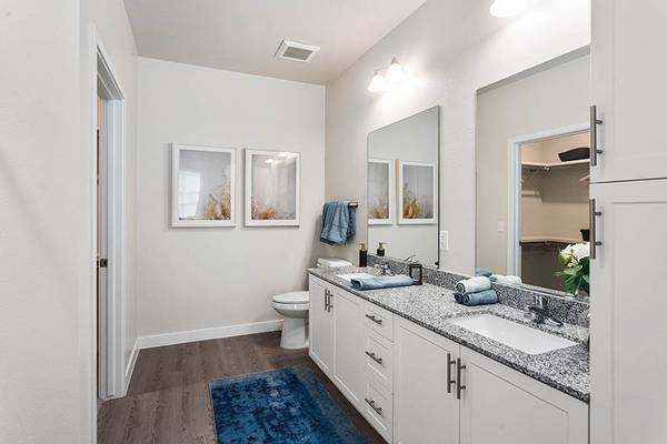 $1,859 / 2br - 1243ft2 - Elegant Hardwood-Style Flooring, Clubhouse, Gourmet Chef Kitchen (7601 W Glendale Ave, Glendale, AZ)63966951432963123