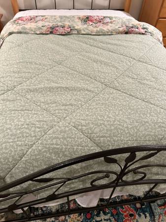 Edredón de tamaño completo con patrón floral doble faz - $35 (Burbank)63471471776771123