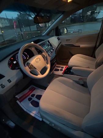 Furgoneta Toyota Sienna 2011 con tercera fila y TV/DVD - $5,999 (Peachtree Corners)63620223470849122