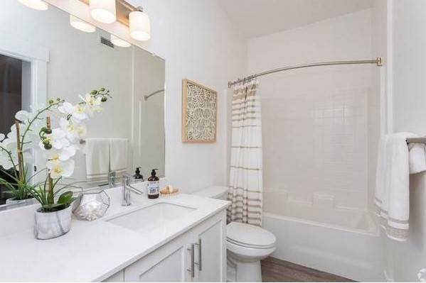 $550 Lovely Room & Bath (Omaha, NE)64020839495938120