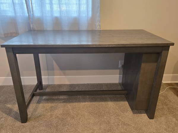 Counter Height Dining Table and 4 Barstools 1