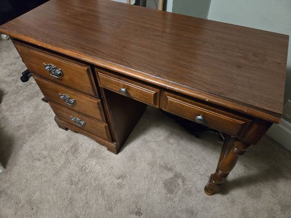 Wood Desk – Great Condition – 4 Drawers 1