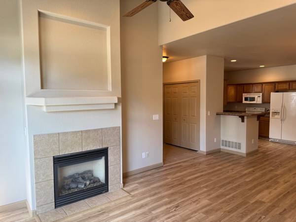 $1,995 / 2br - 1491ft2 - Westside 2 BR, 2 1/2 BA 2 Car Townhome (Colorado Springs)64150976383745122