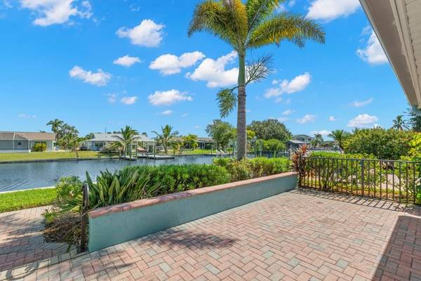 $1,699 / 2br - 840ft2 - FREE APPLICATION FEE - $450 Deposit and 6 Weeks FREE RENT (917 Apollo Beach Blvd, Apollo Beach, FL)63976137976450124