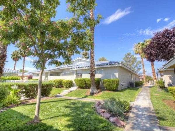 $1,475 / 2br - 1067ft2 - Courtyard, In Las Vegas, 2/BD 2/BA (Behind Rainbow Promenade Shopping Center)63859501322115121