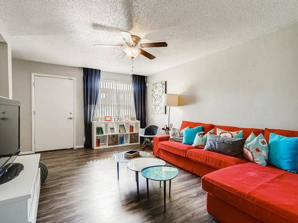 $1,200 / 2br - 810ft2 - Public Parks Nearby, Spacious Walk In Closets in selected apartments (Tempe/Near ASU Campus)64025000202755123