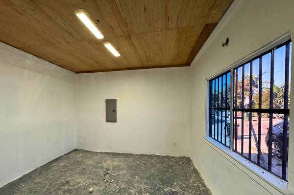 $3,900 / 2000ft2 - Prime West Adams Warehouse with Flexible Layout and 24/7 Access! (Los Angeles)63701111337089124