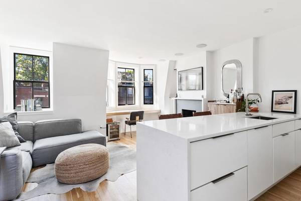 $4,000 / 1br - 608ft2 - Chic Scandinavian-Inspired Penthouse with Private Roof Deck (Boston)63699236575233120