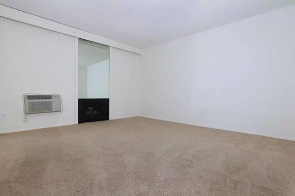 Looking for the ideal 1 bed / 1 bath? Check out community! 1