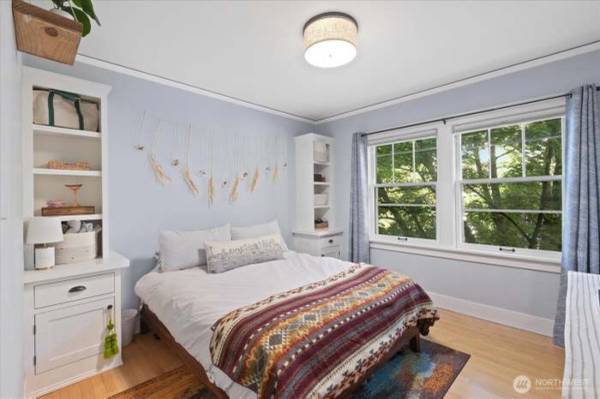 $1,250 / 1br - 610ft2 - This light-filled northwest corner unit sits above the street, blending vintage (Seattle)63808008228353122
