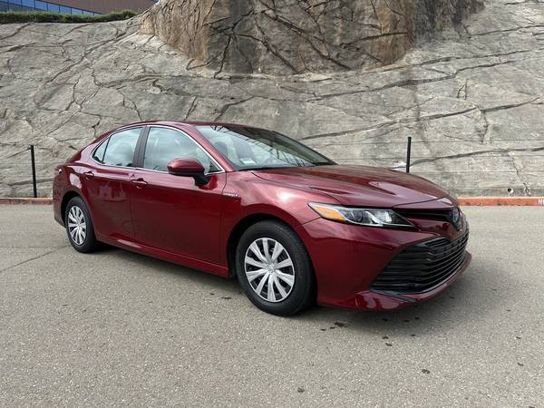2020 TOYOTA CAMRY HUBRID - $17,500 (hayward / castro valley)63654702437123120