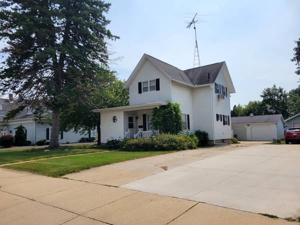 $244,900 / 4br - 1838ft2 - Call Today!  Spacious 4-Bedroom 1.5-Bath 2-Story Home in Dodge County (168 W. Oak Grove St., Juneau, WI)63846720102147121