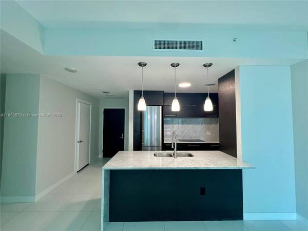$4,050 / 1br - 1031ft2 - Super Spacious 1bd + Den with Two Terraces! (900 Biscayne- Downtown)64001847025795120