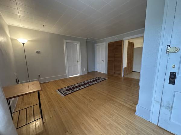$1050.00 / 2br - 700ft2 - Upper level unit of large house63882117371011124