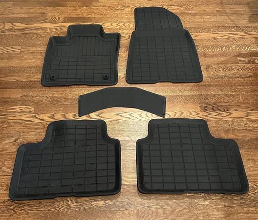 Volvo C40 + XC40 OEM all weather floor mats 1