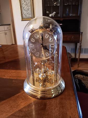 Vintage Elgin Rotating Pendulum Quartz Clock 1