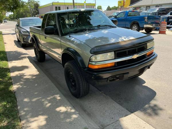 2000 Chevrolet S10 Extended Cab - ¡Financiamiento Disponible! - $6988.0063619715580545123