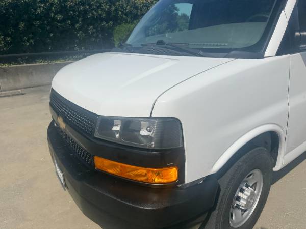 2021 Chevrolet Express 2500 - Photo 2