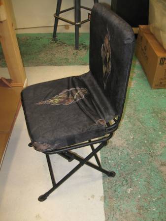 Swiveling hunting/ camping chair 1