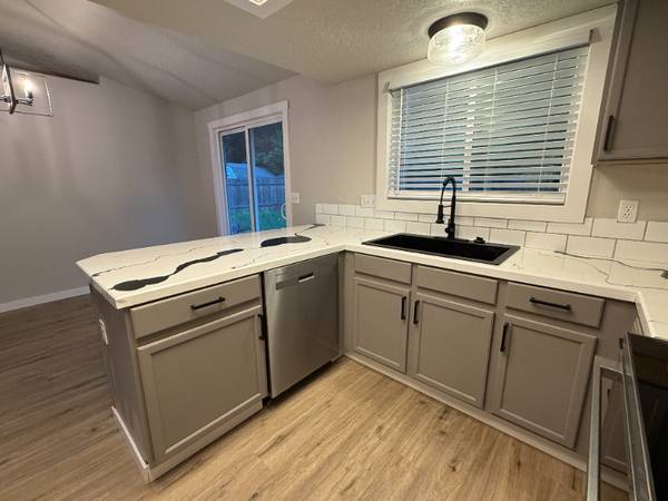 $2400.00 / 3br - 1200ft2 - Charming 3 Bed/2 Bath Single Family Home in Meridian - $2450/mo63794970642051123