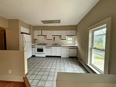 $875 / 1br - Spacious 1BR carriage house with private entrance (Buffalo, NY)63925204307715121