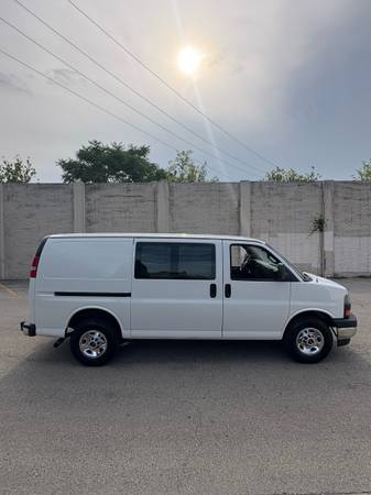 2017 GMC SAVANA 2500 - $12,800 (Schiller Park)63616772755587123