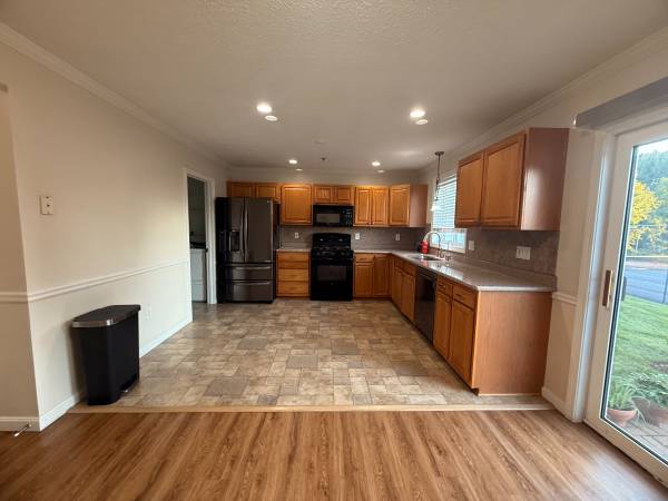 $3,000 / 2br - 2188ft2 - Pristine Townhome, Garage, Hardwd, FP, C/A, Granite, SS, Fin. LL, Pool (Nashua)63931655270915123