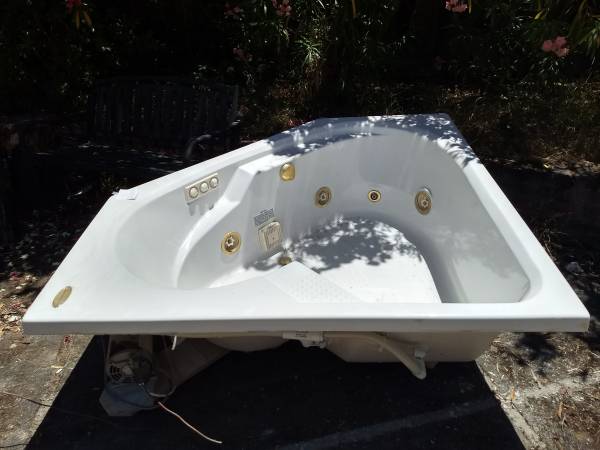 Corner Whirlpool Jacuzzi Bathtub - $1,588 (SARATOGA)63471477527171121