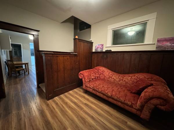 Private Yard Parking 2nd Floor Gas Stove High Ceiling Pet-Friendly 3