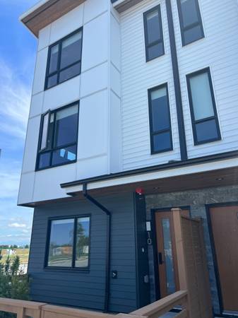 Corner Unit 3 Bed / 3 Bath Townhouse in Tsawwassen 1