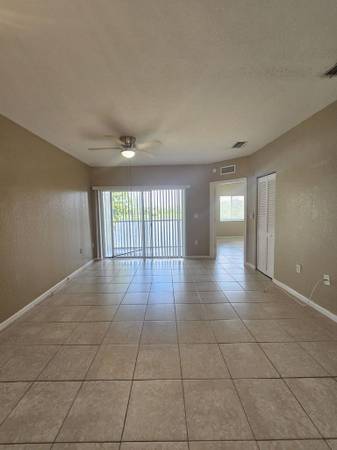 $2,000 / 3br - A must see! Beautifully Maintained 2nd floor 3 bed lake view Condo (West Palm Beach - 33411*)64049280317569123