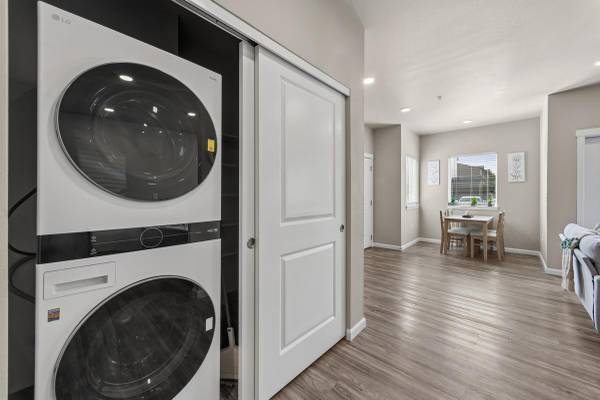 Move In Now-Captivating 3 BR, Stainless Kitchen, Pet-Friendly 1