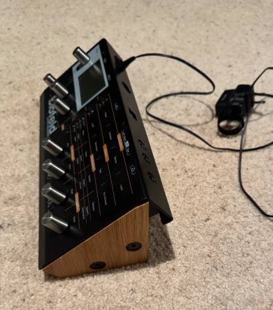 Waldorf Blofeld (black) + License SL, fully loaded + custom stand