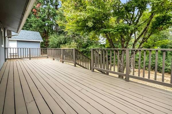 $1,590 / 3br - 1309ft2 - Elegante y inquietante: 3 habitaciones remodeladas en el corazón de Oregon City (Oregon City)63820824703745120