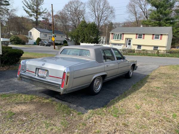 Cadillac Brougham 1988 - $14,000 (Burlington)63469621795715124