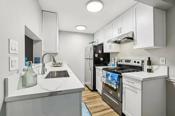 In Mill Creek, 2/bd 2/ba, Covered Parking 1