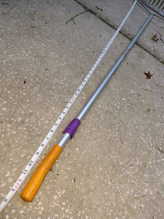 Fiskars garden tool rake 1