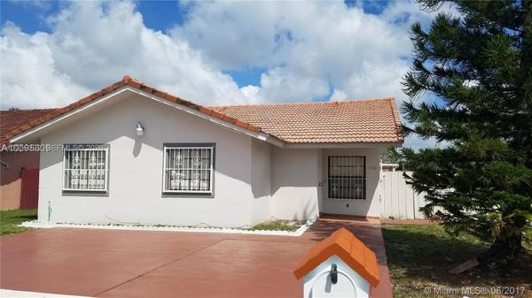 Corner house for rent with an excellent location. 1