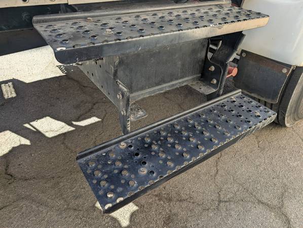 2015 Ford F650 - Photo 11
